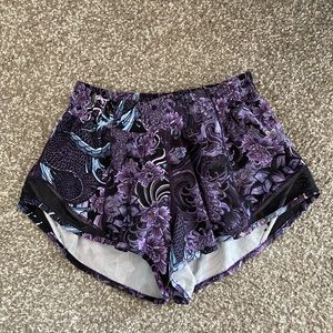 Lululemon Hotty Hot Shorts 2.5 inch inseam Size 4